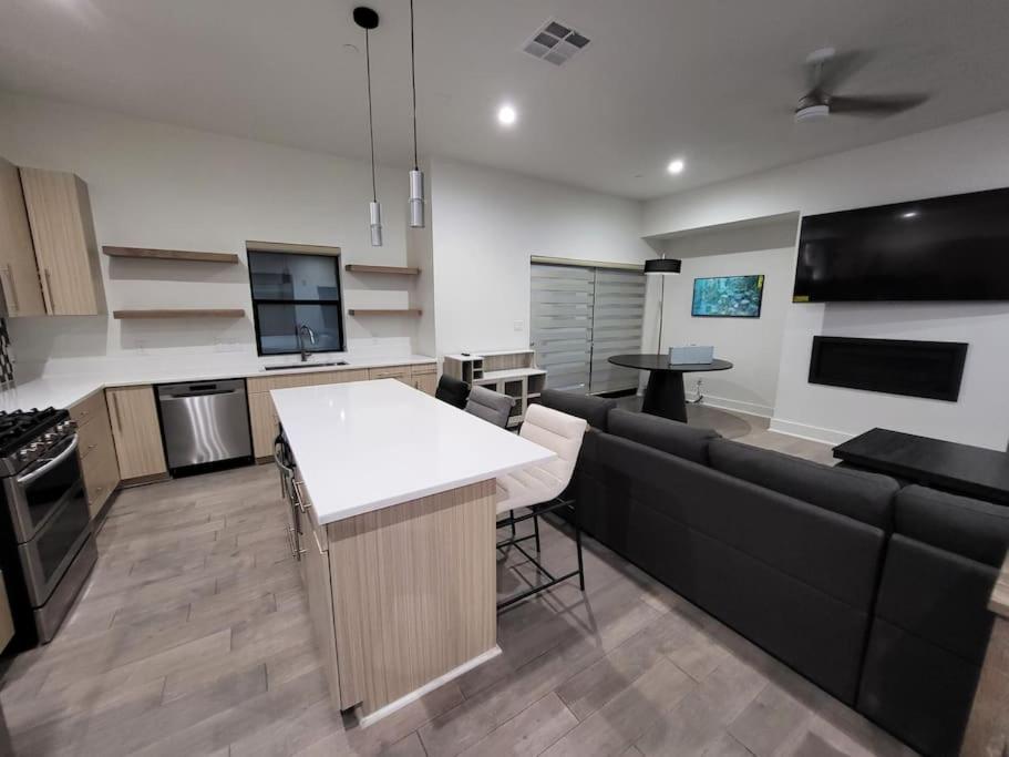 Social House With Downtown View Terrace & King Bed & 2-car Garage Parking! Holiday home Dallas