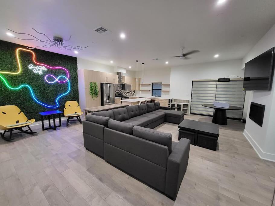 Social House With Downtown View Terrace & King Bed & 2-car Garage Parking! Holiday home