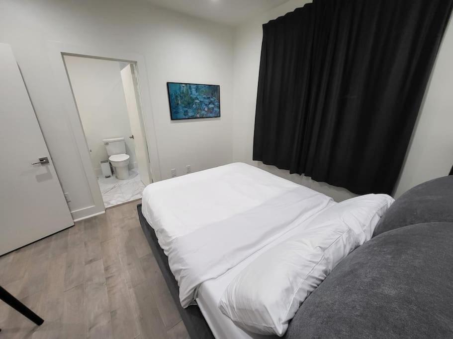 Social House With Downtown View Terrace & King Bed & 2-car Garage Parking! Holiday home Dallas