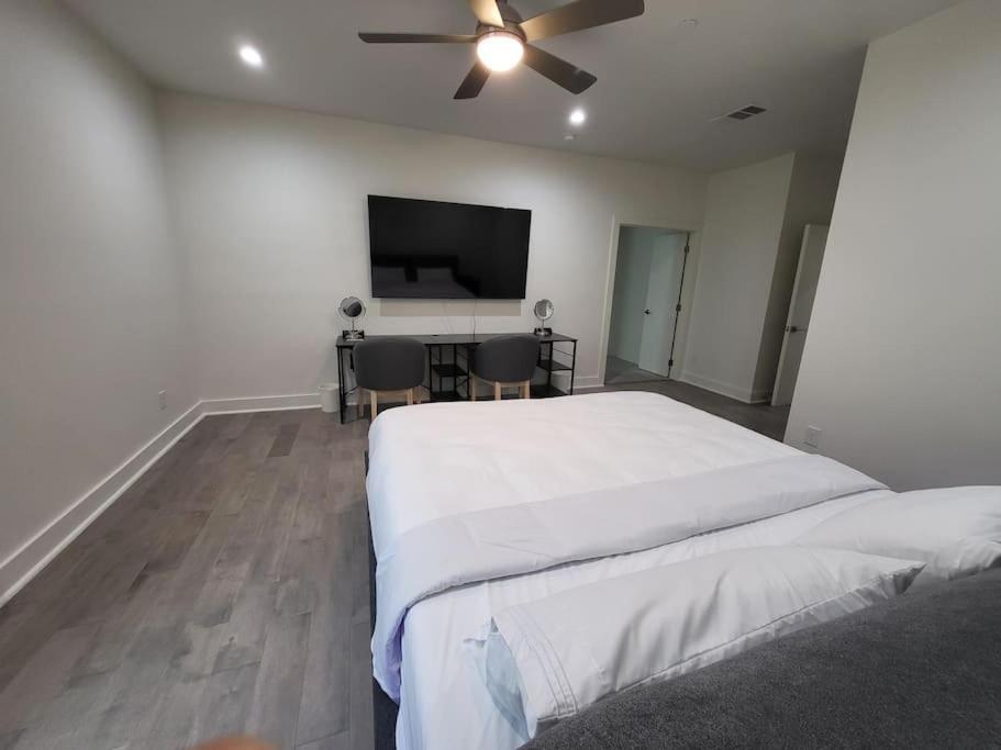 Holiday home Social House With Downtown View Terrace & King Bed & 2-car Garage Parking! Dallas