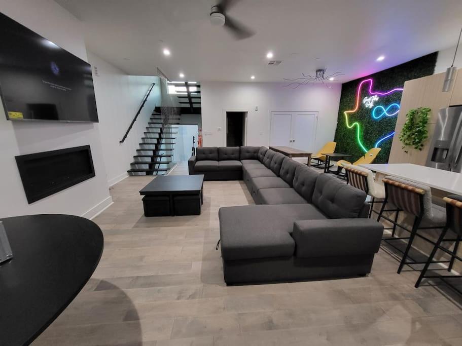 Social House With Downtown View Terrace & King Bed & 2-car Garage Parking! Holiday home Dallas