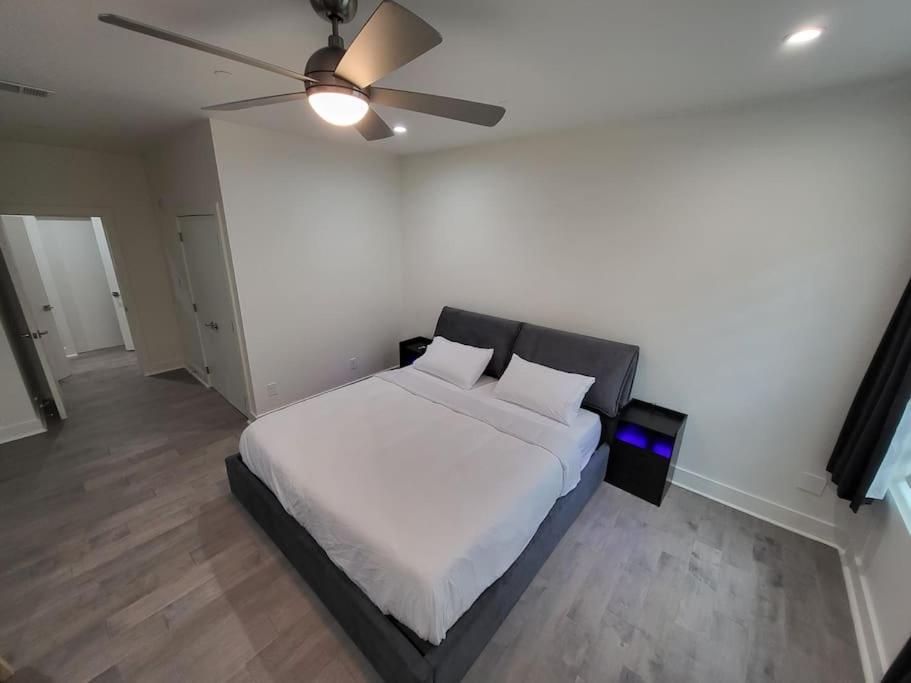 Social House With Downtown View Terrace & King Bed & 2-car Garage Parking! Holiday home Dallas