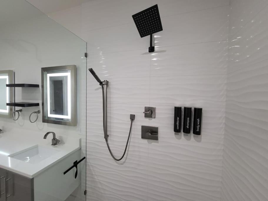Social House With Downtown View Terrace & King Bed & 2-car Garage Parking! Holiday home