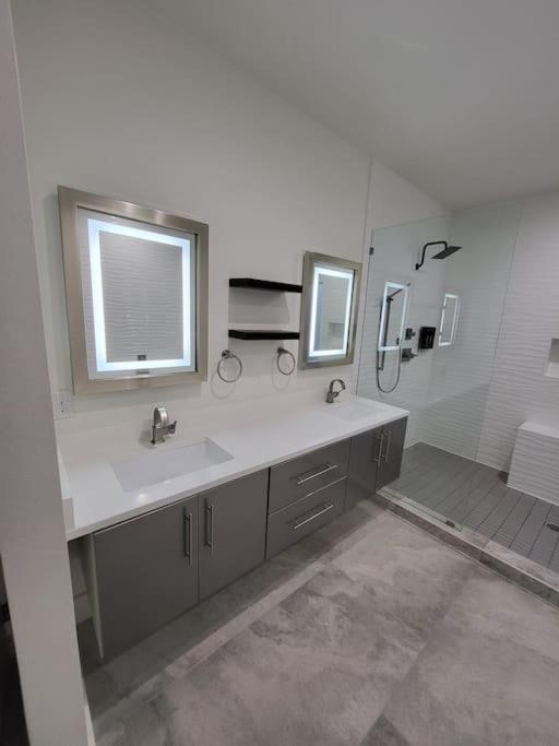 Social House With Downtown View Terrace & King Bed & 2-car Garage Parking!