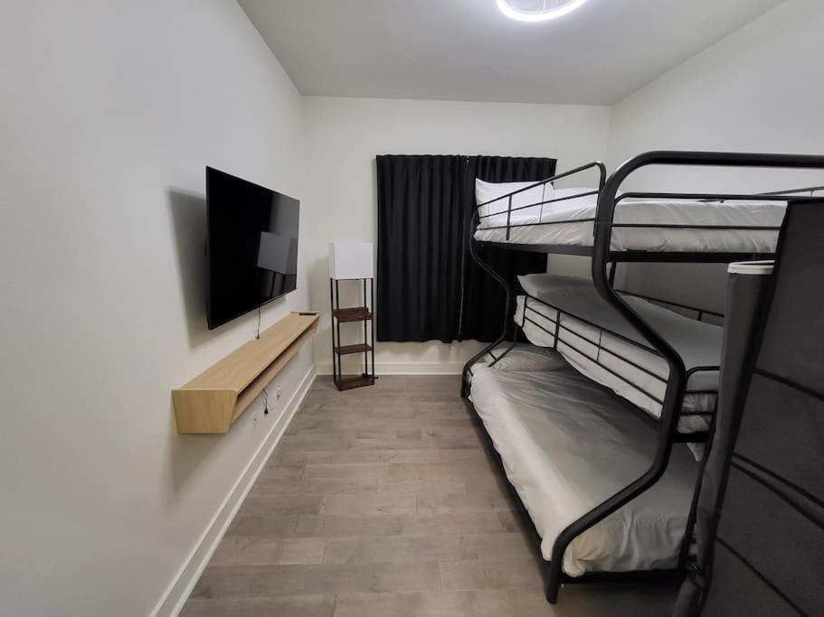 Social House With Downtown View Terrace & King Bed & 2-car Garage Parking!