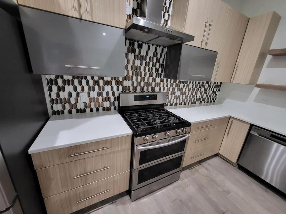 Social House With Downtown View Terrace & King Bed & 2-car Garage Parking! Holiday home *