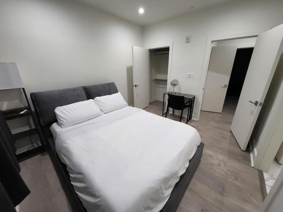 Social House With Downtown View Terrace & King Bed & 2-car Garage Parking! Holiday home Dallas