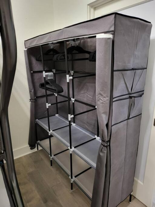 Social House With Downtown View Terrace & King Bed & 2-car Garage Parking! Holiday home Dallas