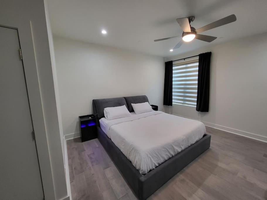 Holiday home Social House With Downtown View Terrace & King Bed & 2-car Garage Parking! *
