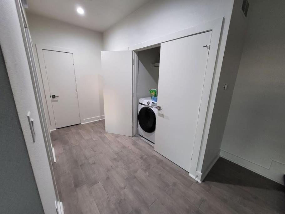 Social House With Downtown View Terrace & King Bed & 2-car Garage Parking! Holiday home Dallas