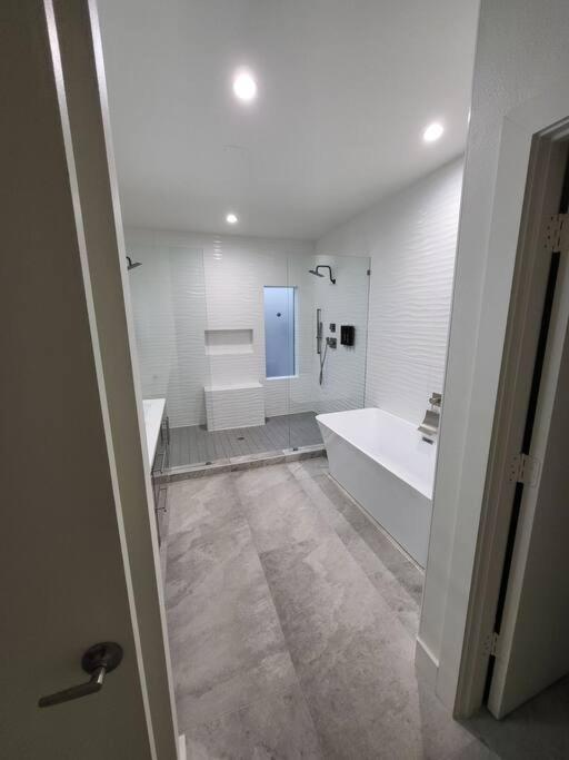 Social House With Downtown View Terrace & King Bed & 2-car Garage Parking! *