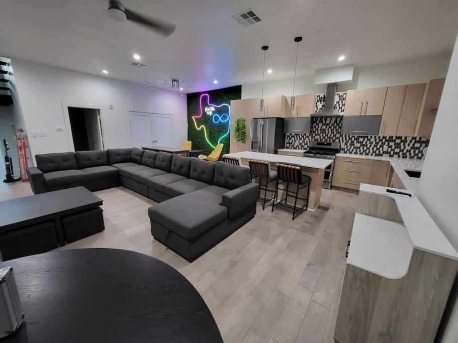 Social House With Downtown View Terrace & King Bed & 2-car Garage Parking! Dallas