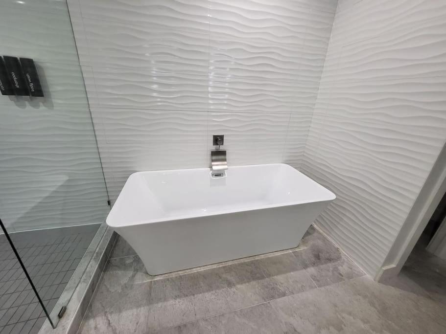 Social House With Downtown View Terrace & King Bed & 2-car Garage Parking! Holiday home