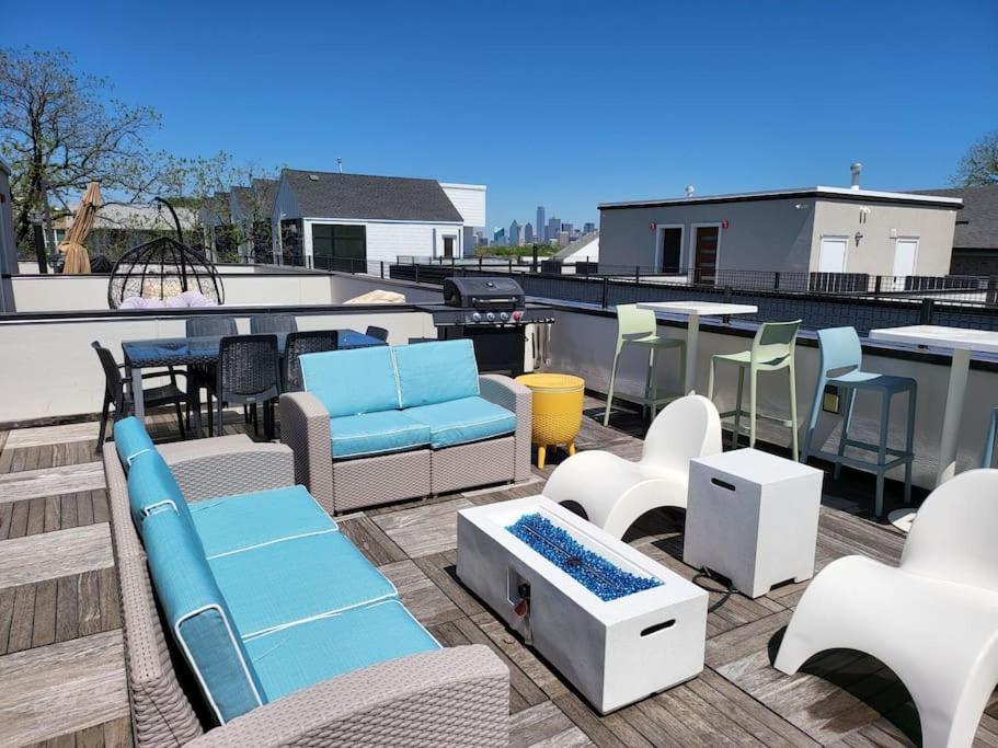 Social House With Downtown View Terrace & King Bed & 2-car Garage Parking! Holiday home Dallas