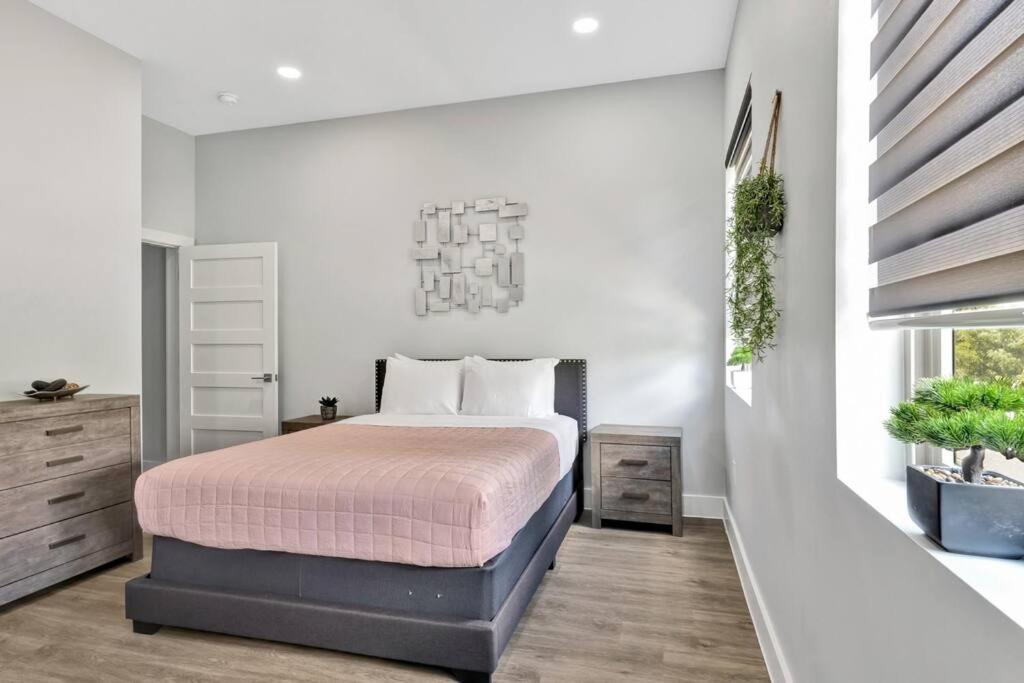 Charming 3-bedroom L 5 Mins To Aa Arena Holiday home Dallas