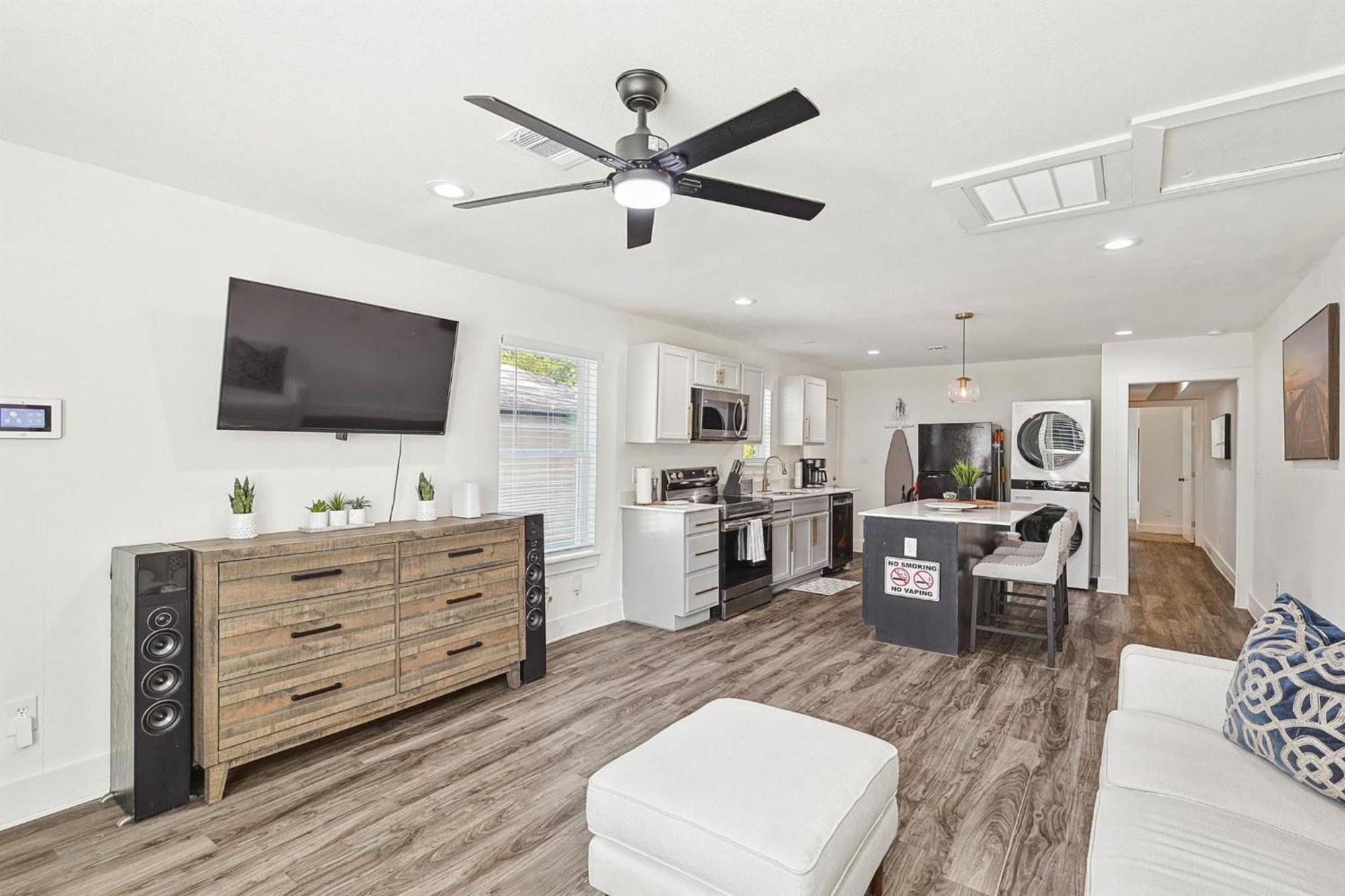 Of Bishop Arts 2bd With Style & Comfort Holiday home
