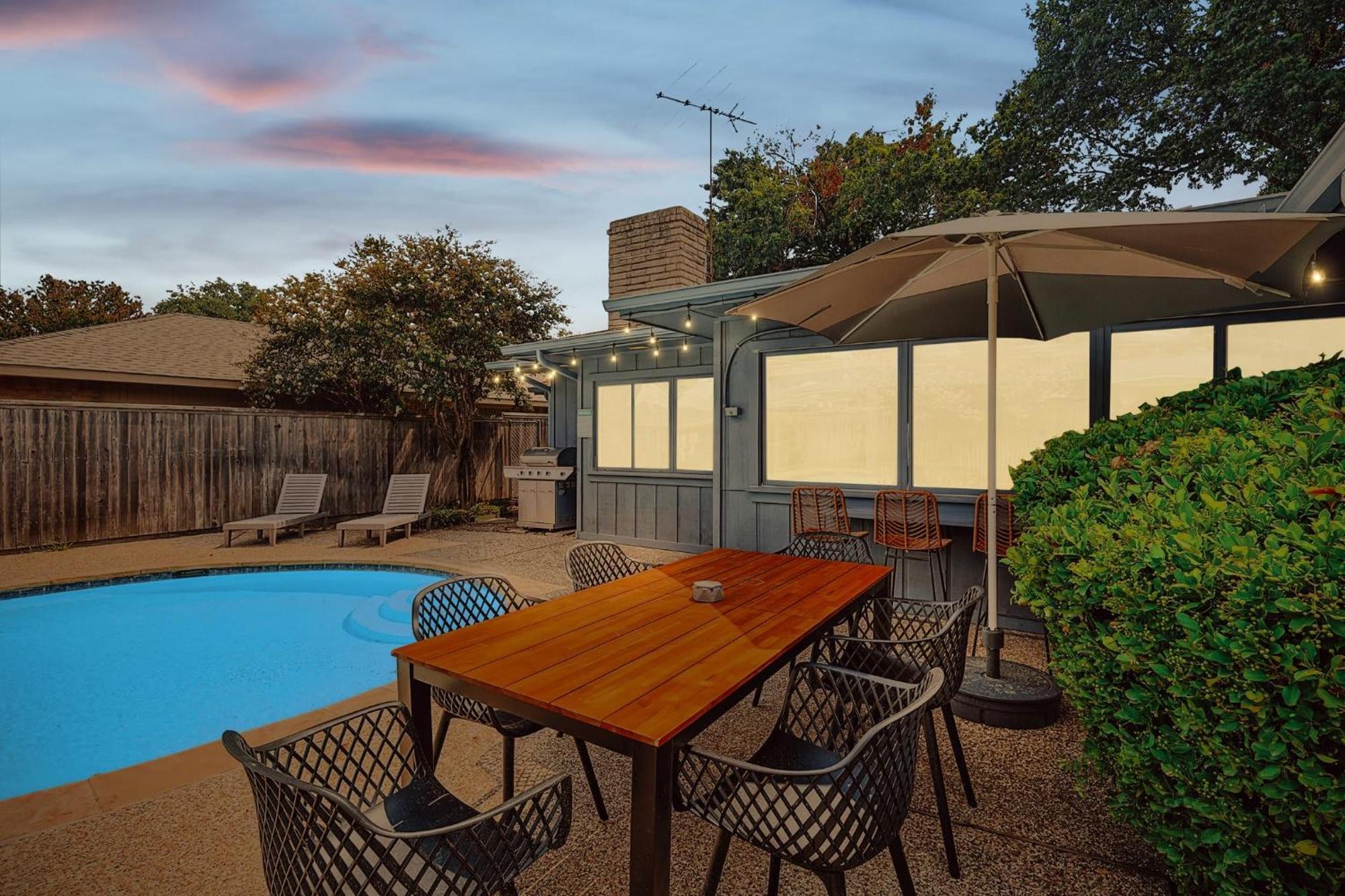 Holiday home 4-bd Serene Hideaway W Pool Foosball And Patio