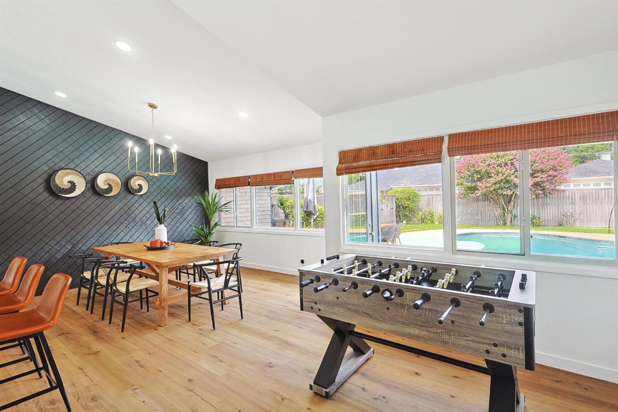 4-bd Serene Hideaway W Pool Foosball And Patio Holiday home