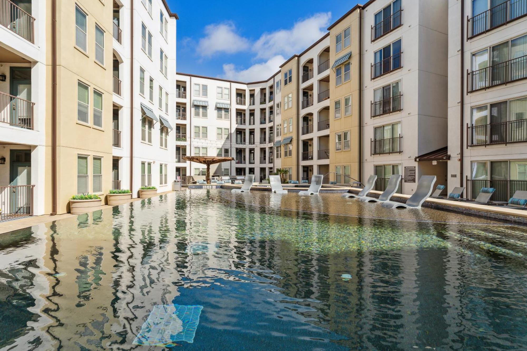 Amazing Uptown Free Parking Pet Friendly *