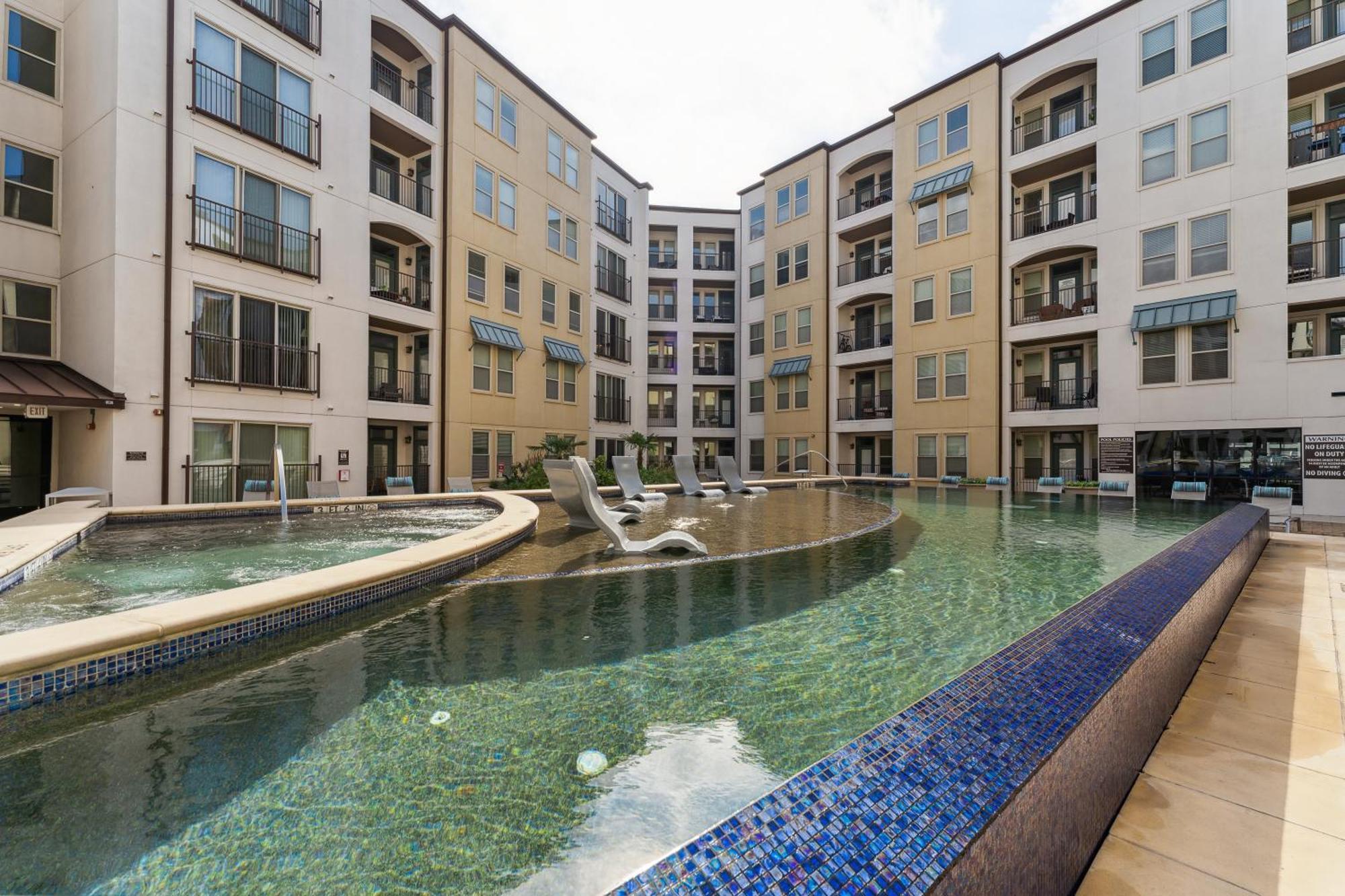 Amazing Uptown Free Parking Pet Friendly Dallas