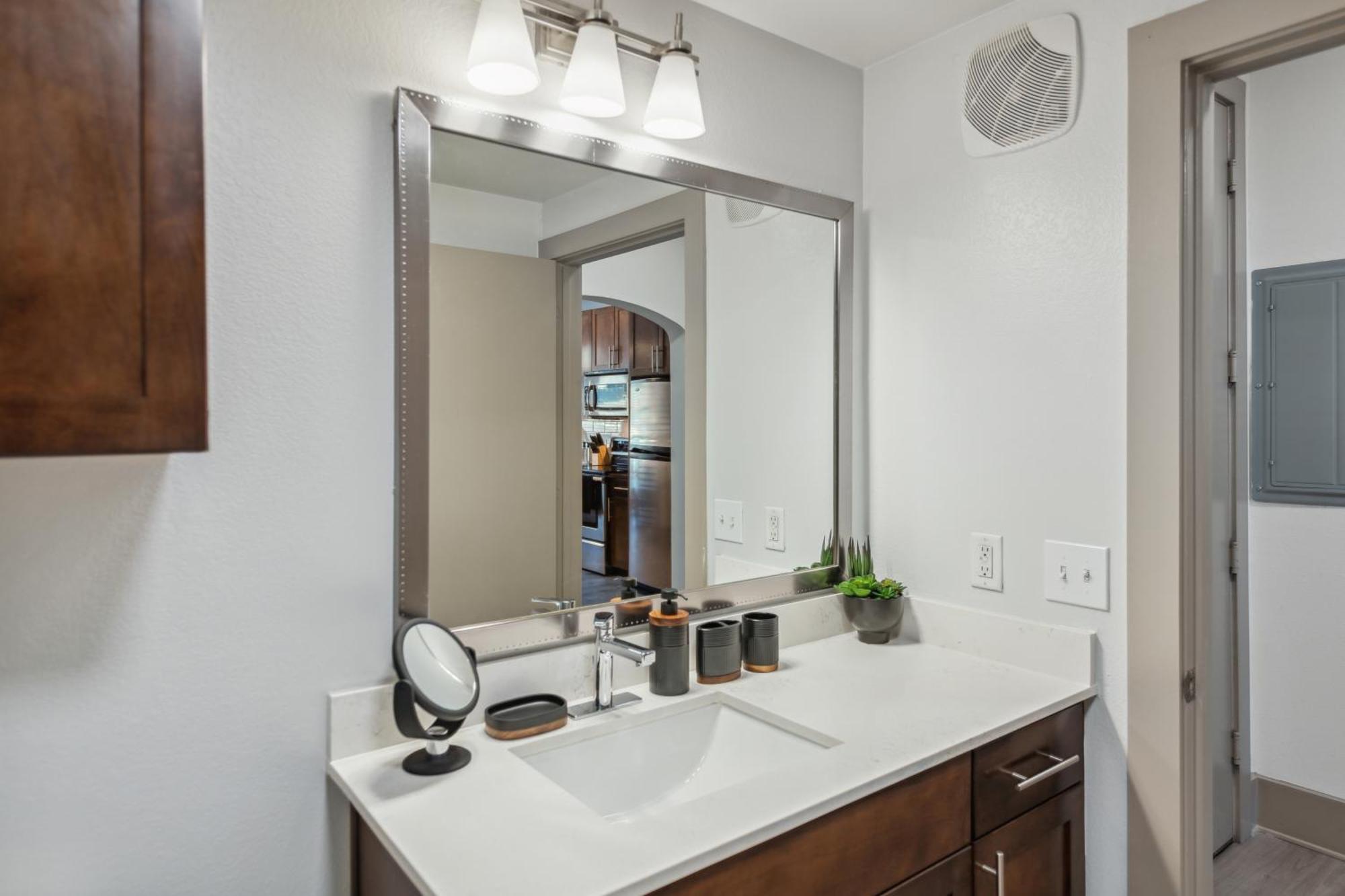 Amazing Uptown Free Parking Pet Friendly Apartment *