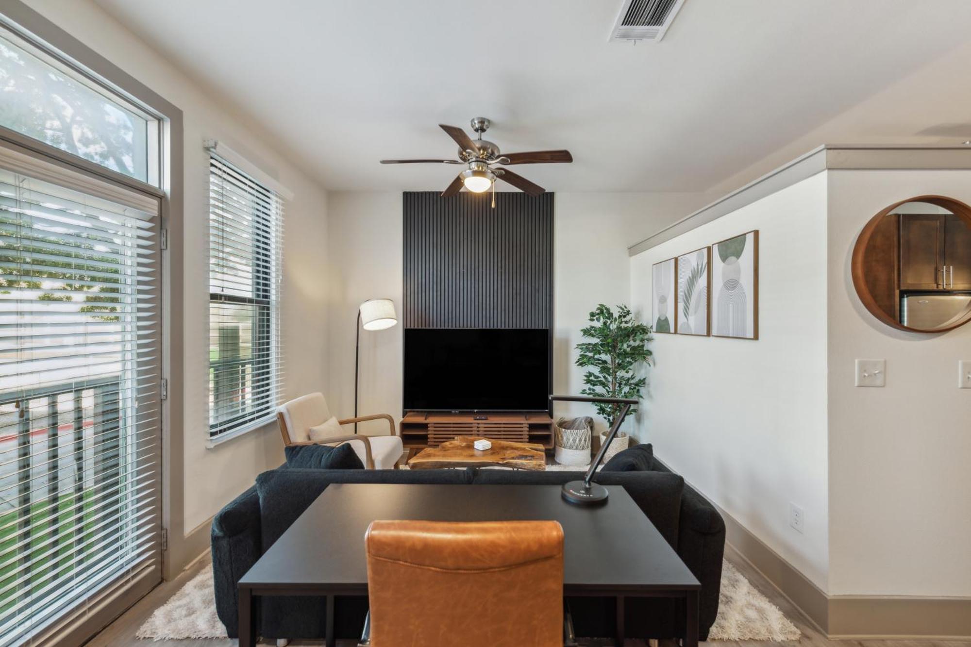 Amazing Uptown Free Parking Pet Friendly Apartment