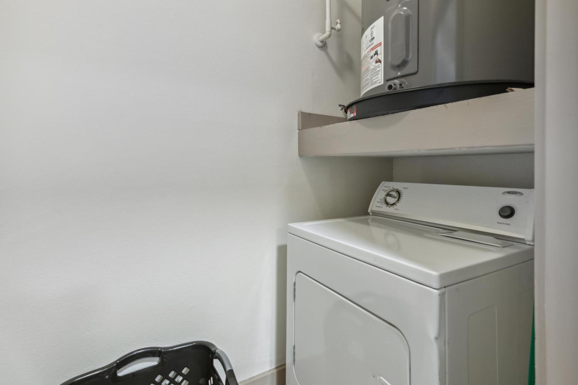Amazing Uptown Free Parking Pet Friendly Apartment *