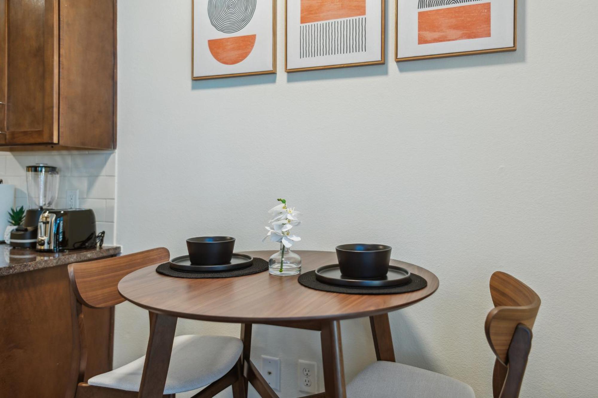 Amazing Uptown Free Parking Pet Friendly Apartment *