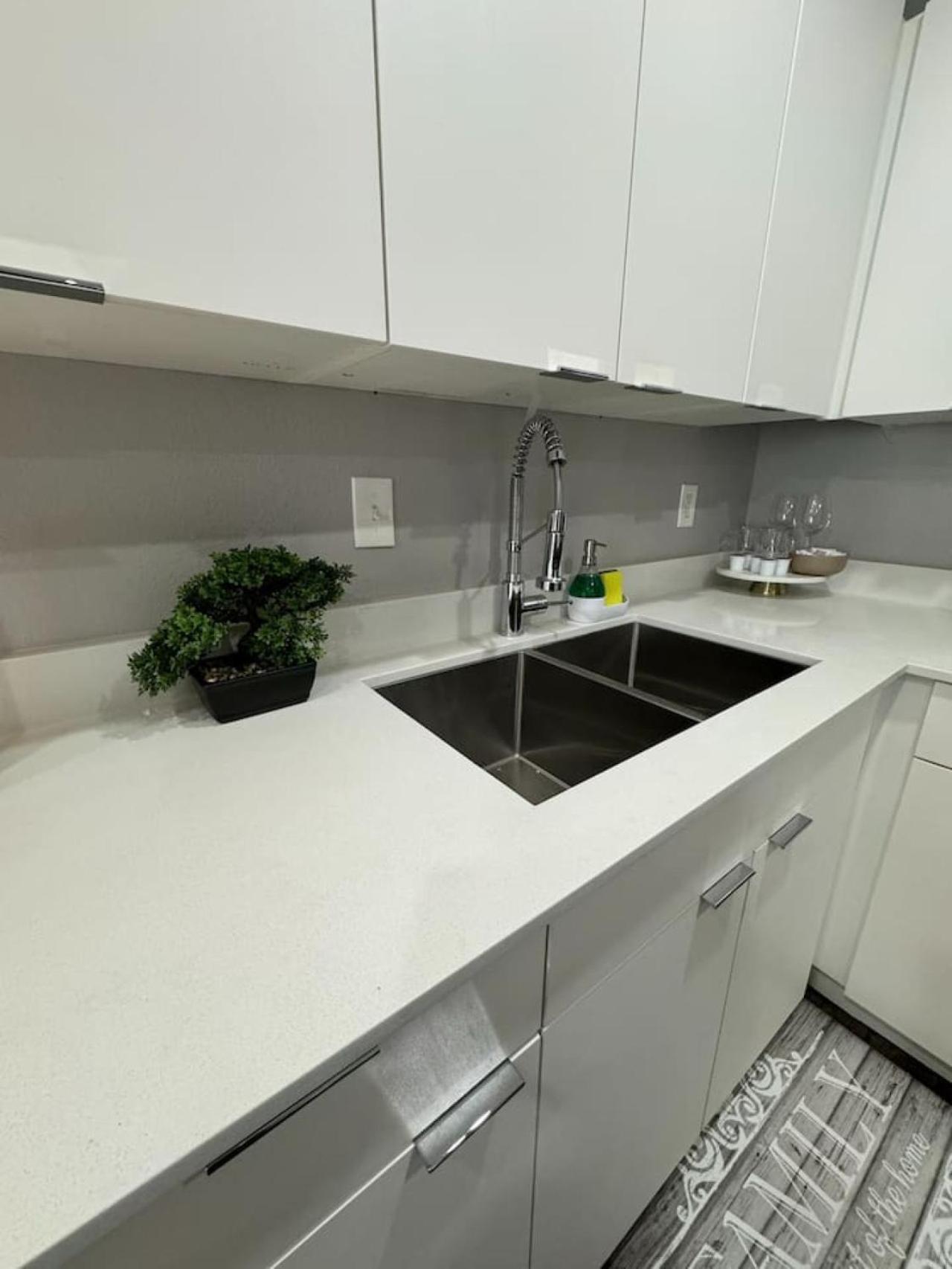 Downtown - Modern 1bed 1bath Escape Apartment *