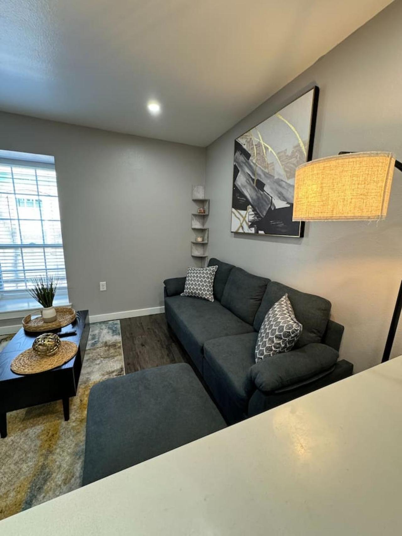 Downtown - Modern 1bed 1bath Escape *