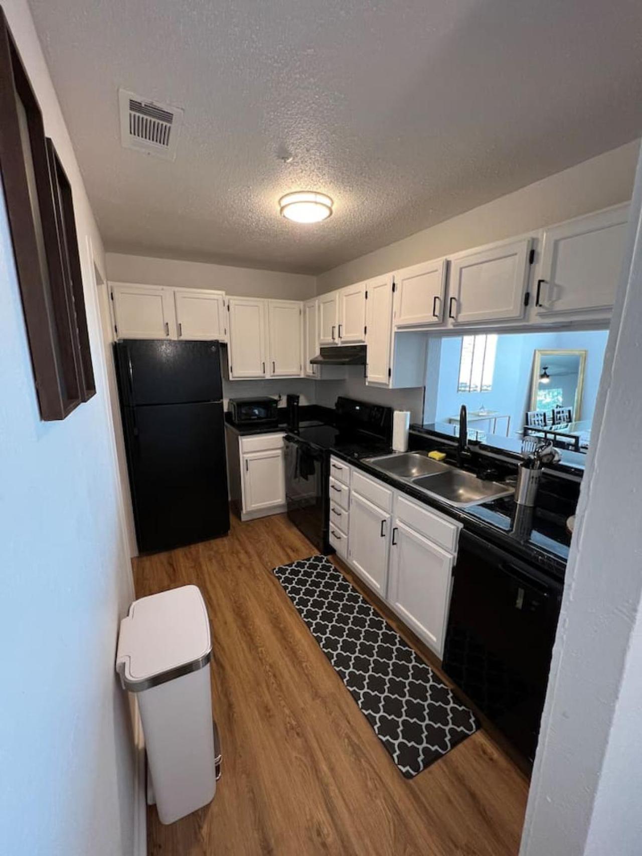 Sleek Luxe Gem Downtown 2bd 2ba Apartment