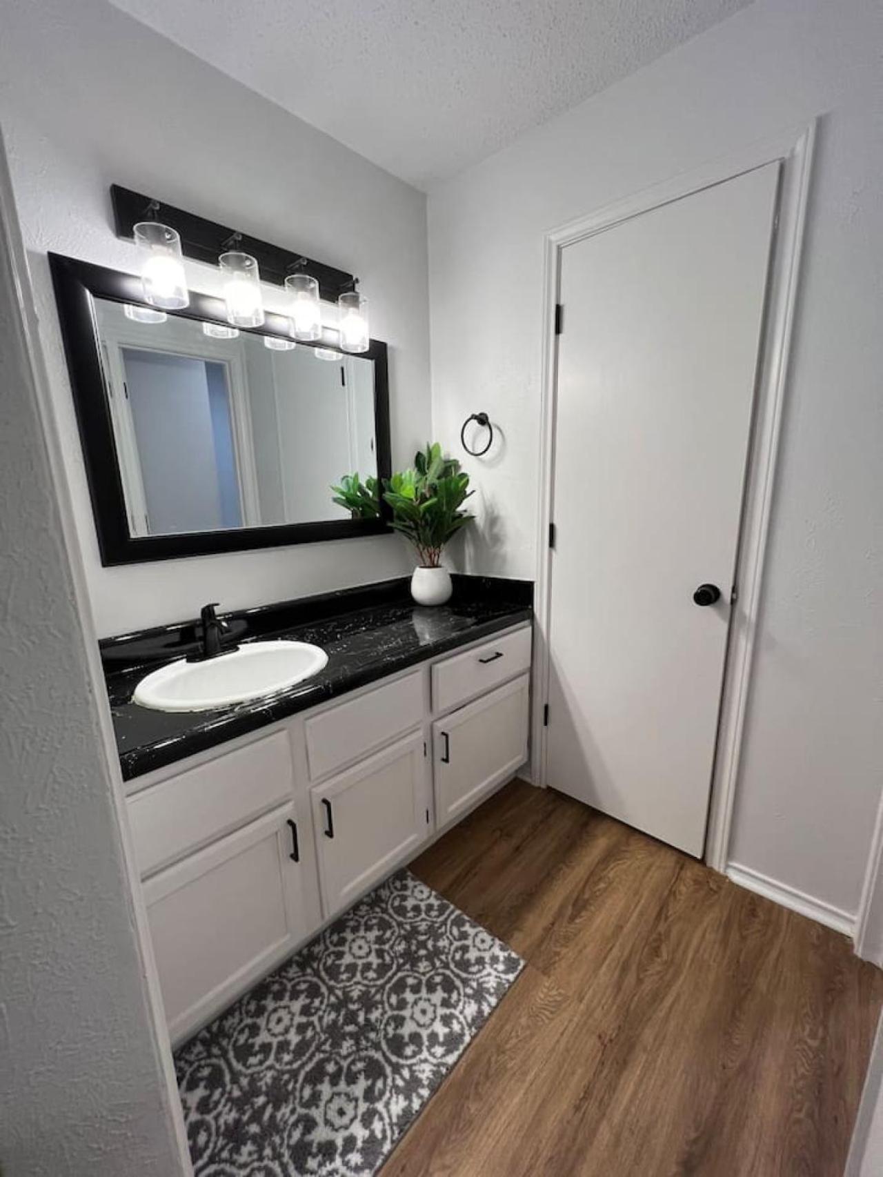 Sleek Luxe Gem Downtown 2bd 2ba