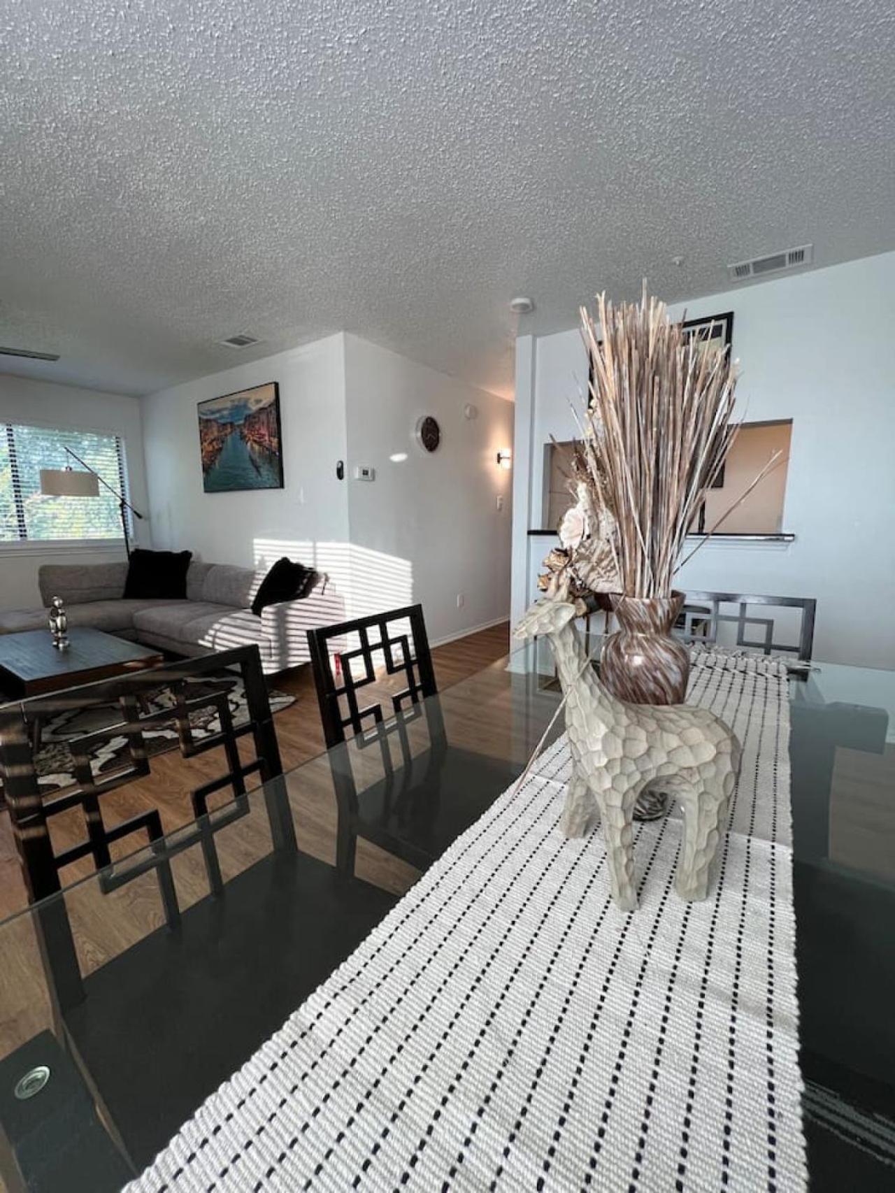 Sleek Luxe Gem Downtown 2bd 2ba