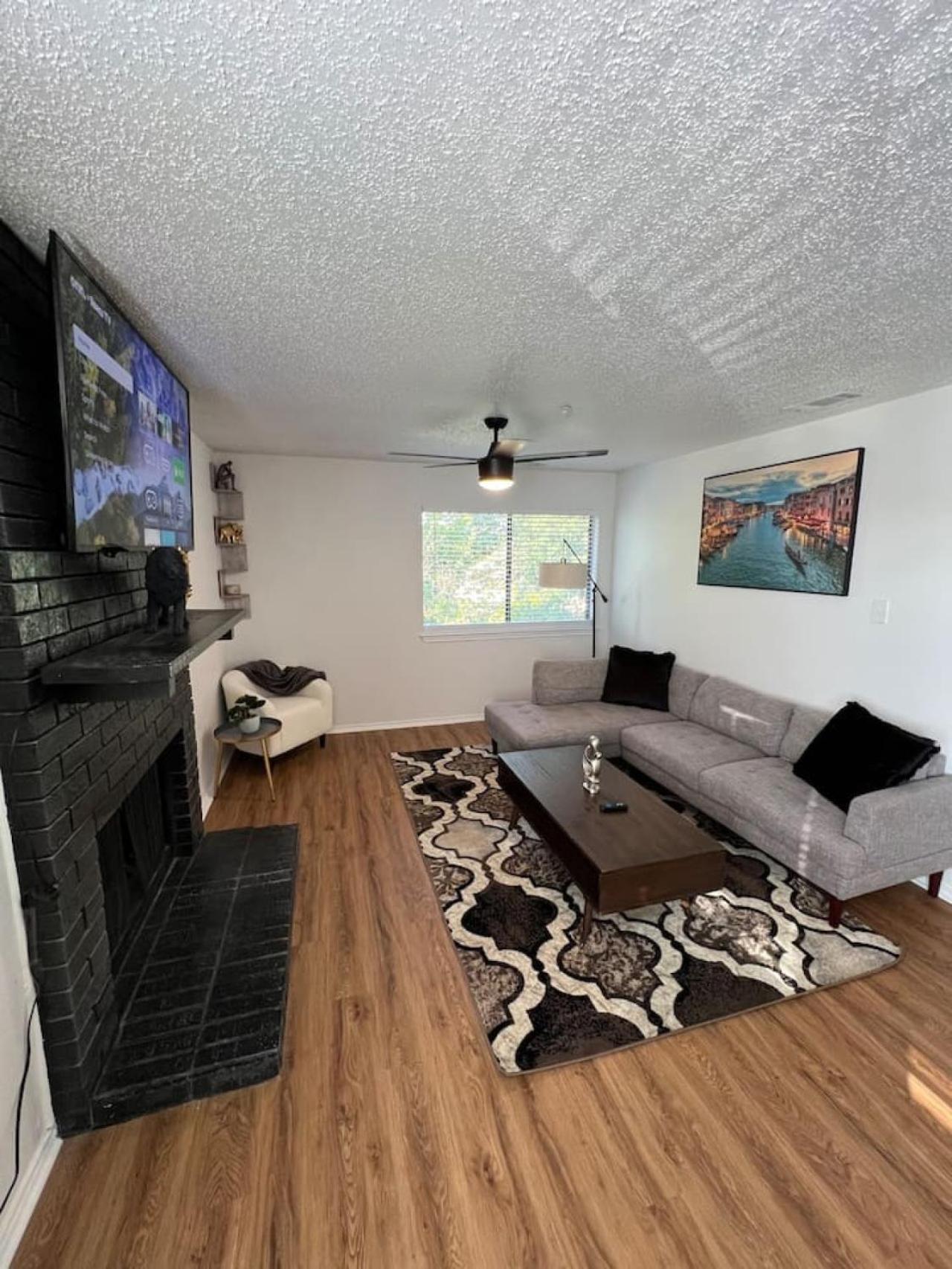 Sleek Luxe Gem Downtown 2bd 2ba Apartment *