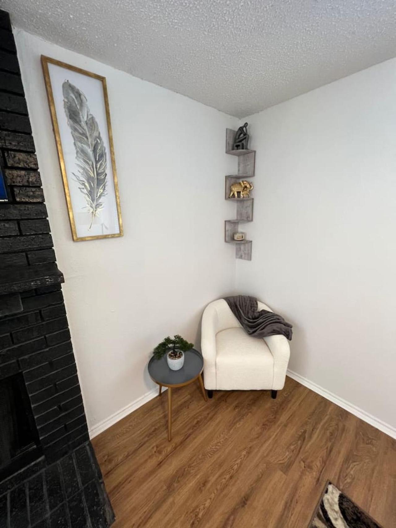 Sleek Luxe Gem Downtown 2bd 2ba Apartment *