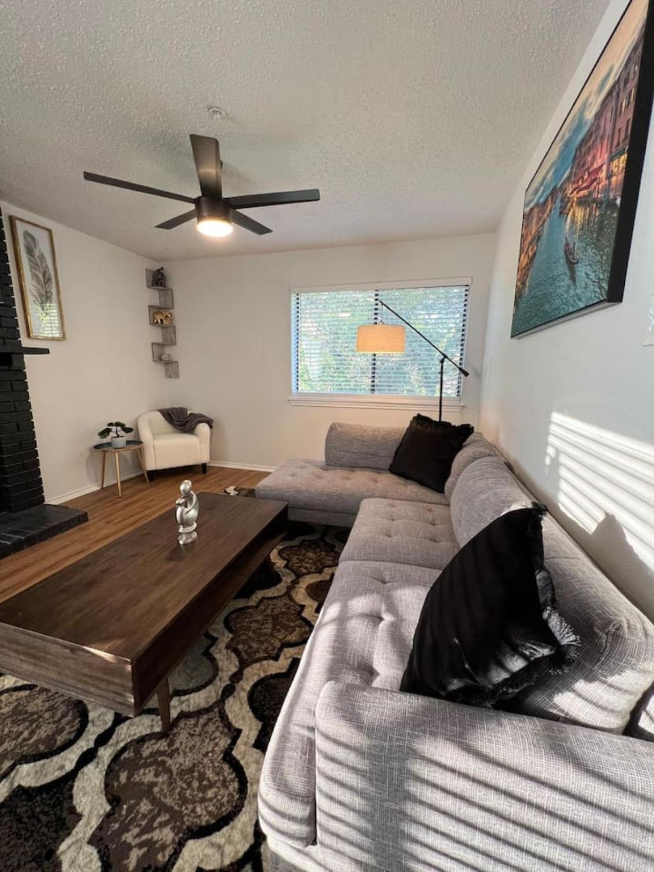 Sleek Luxe Gem Downtown 2bd 2ba Apartment