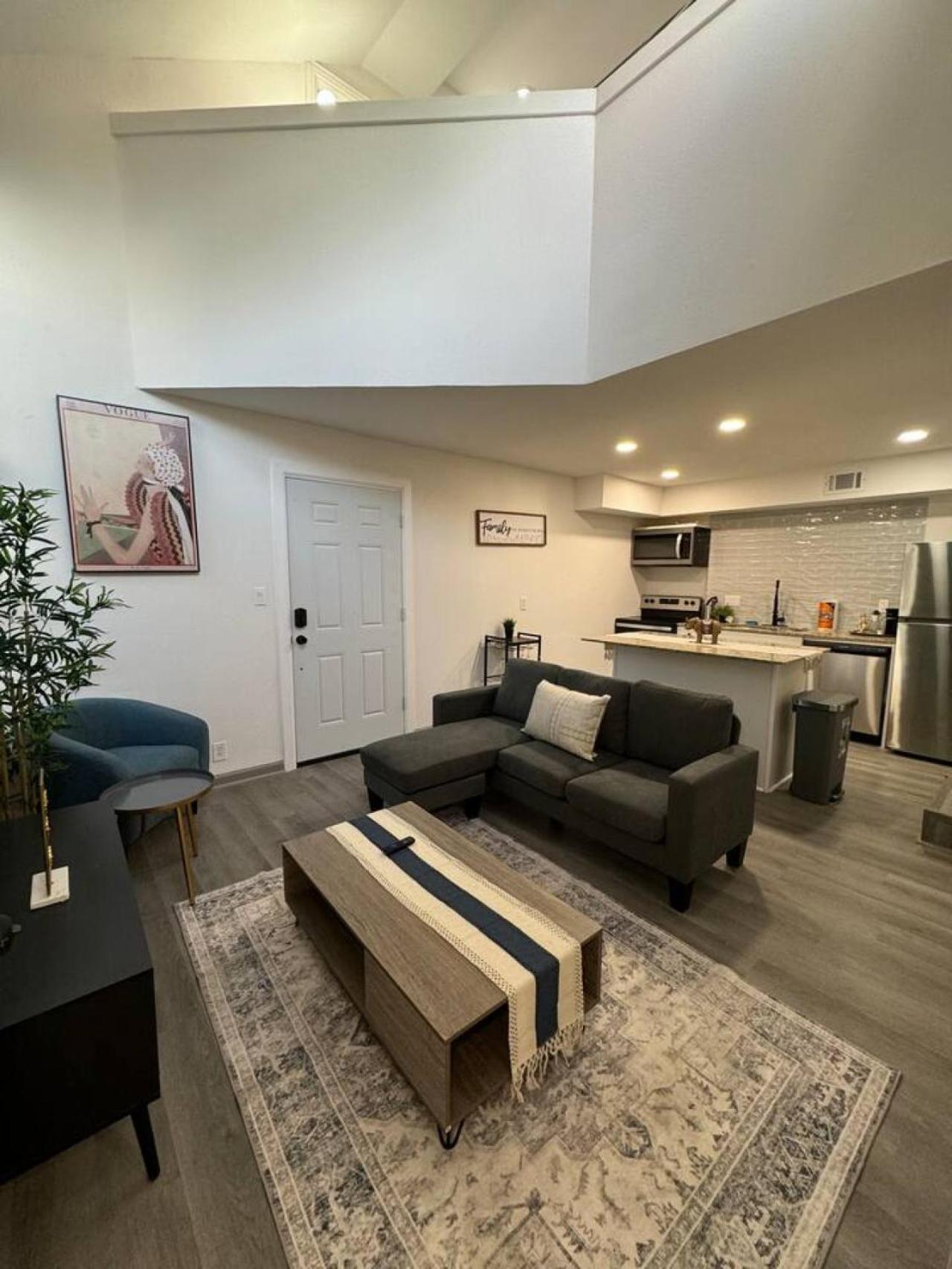 Apartment Dt L 2bd Cozy Abode L 5 Min From Field *