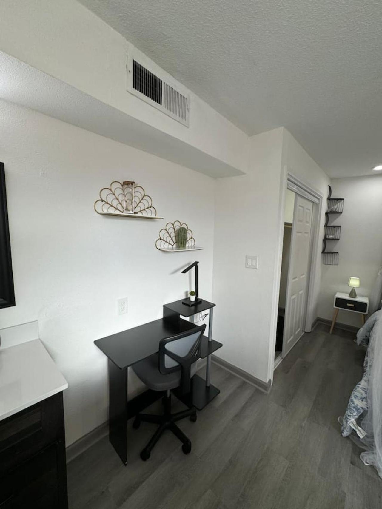 Dt 2bd Cozy Abode 5 Min From Field