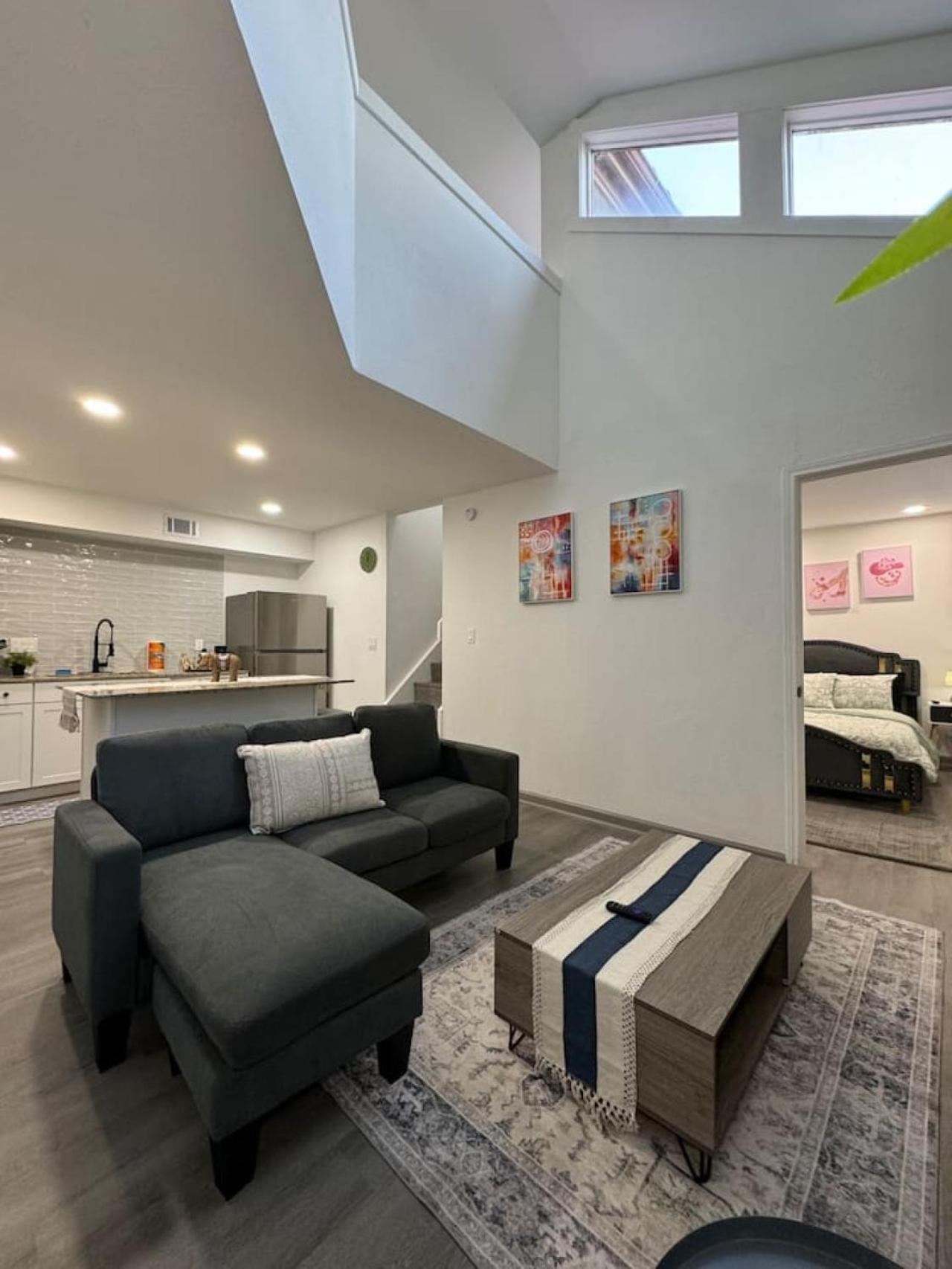 Apartment Dt L 2bd Cozy Abode L 5 Min From Field *