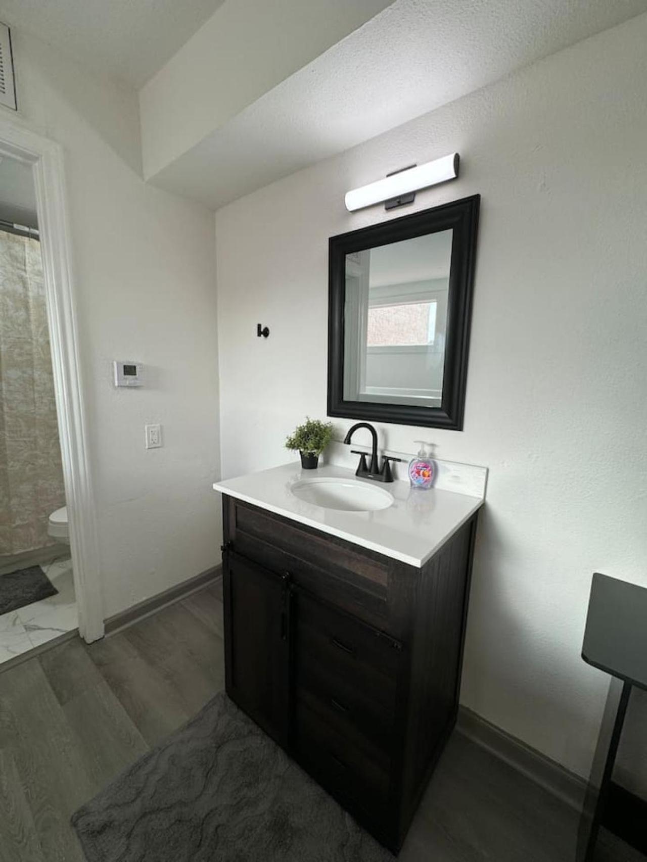 Dt 2bd Cozy Abode 5 Min From Field