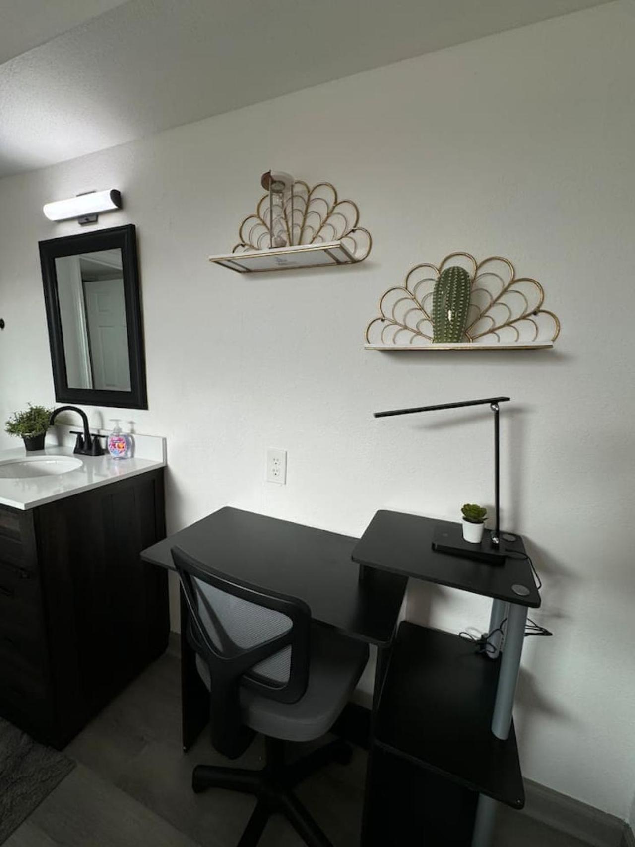 Dt 2bd Cozy Abode 5 Min From Field