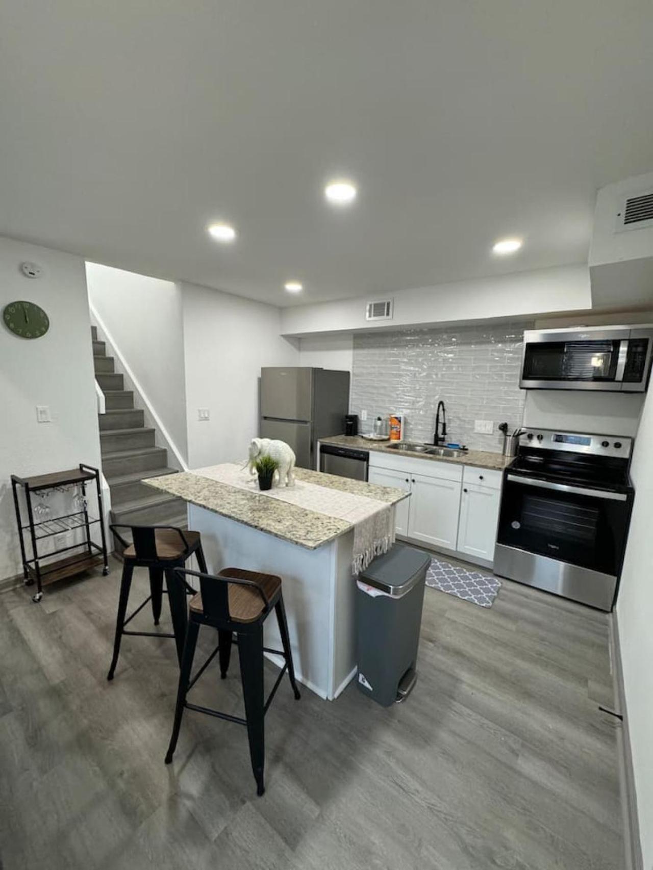 Dt 2bd Cozy Abode 5 Min From Field Apartment *