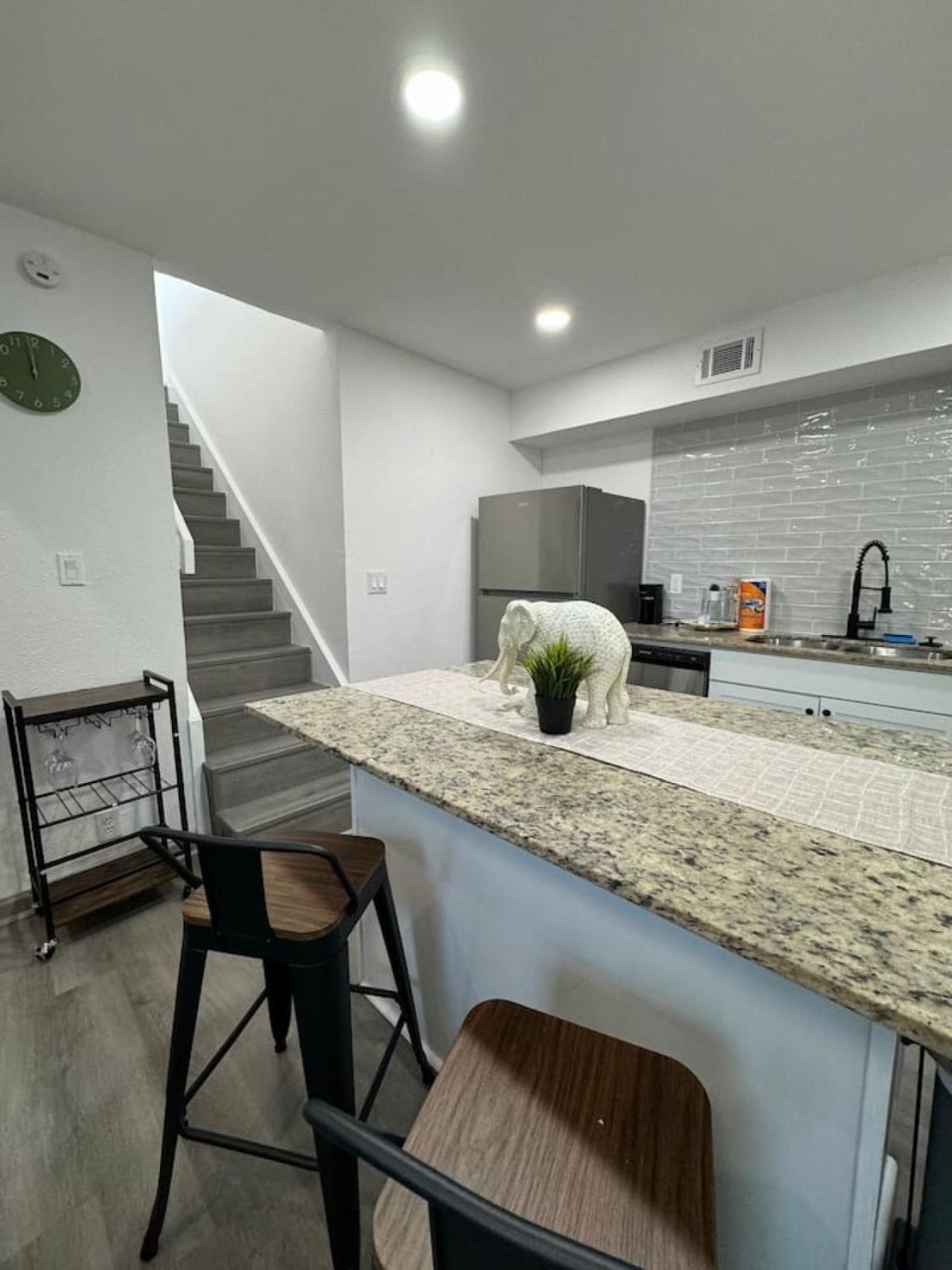 Dt 2bd Cozy Abode 5 Min From Field