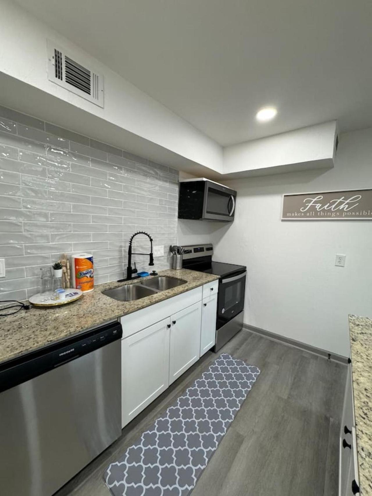 Dt 2bd Cozy Abode 5 Min From Field