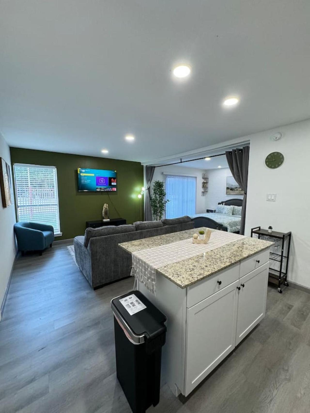 Downtown Cozy Abode 5 Min From Field 1bd Apartment *