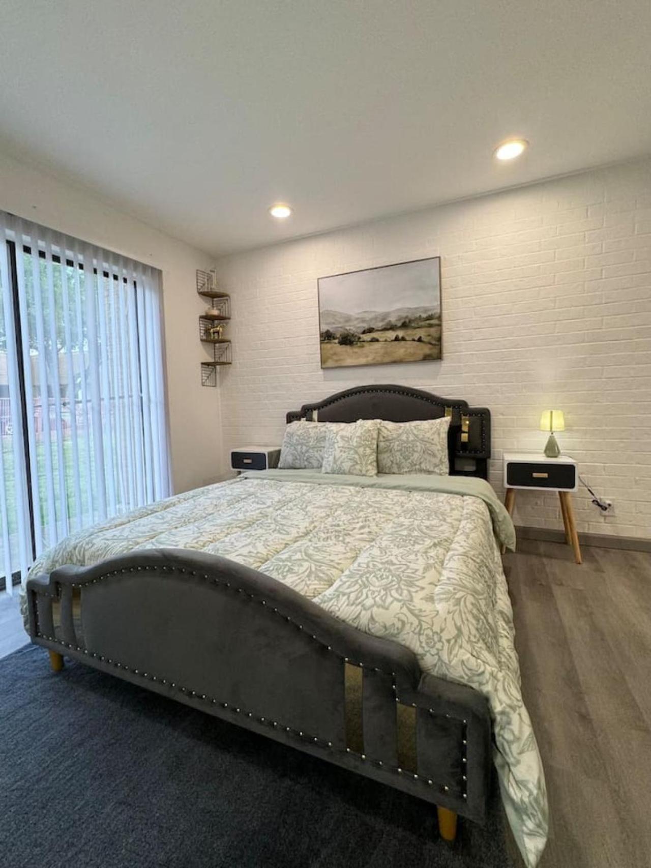 Downtown Cozy Abode 5 Min From Field 1bd Apartment