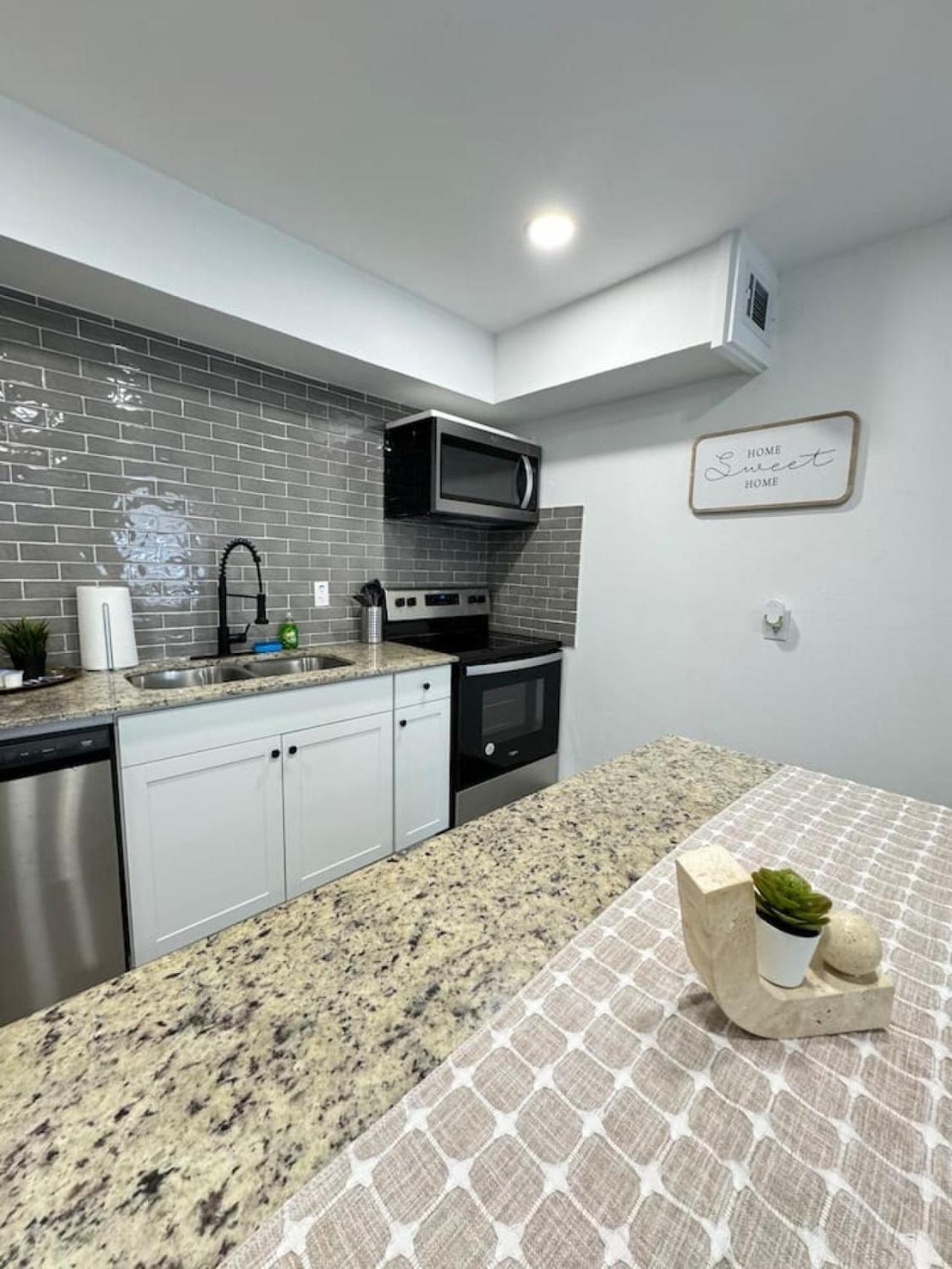 Downtown Cozy Abode 5 Min From Field 1bd