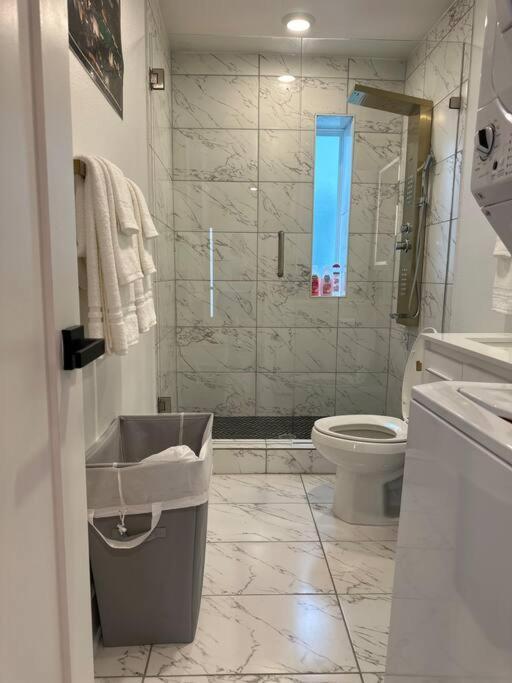 Luxury In Dtw/free Parking Apartment