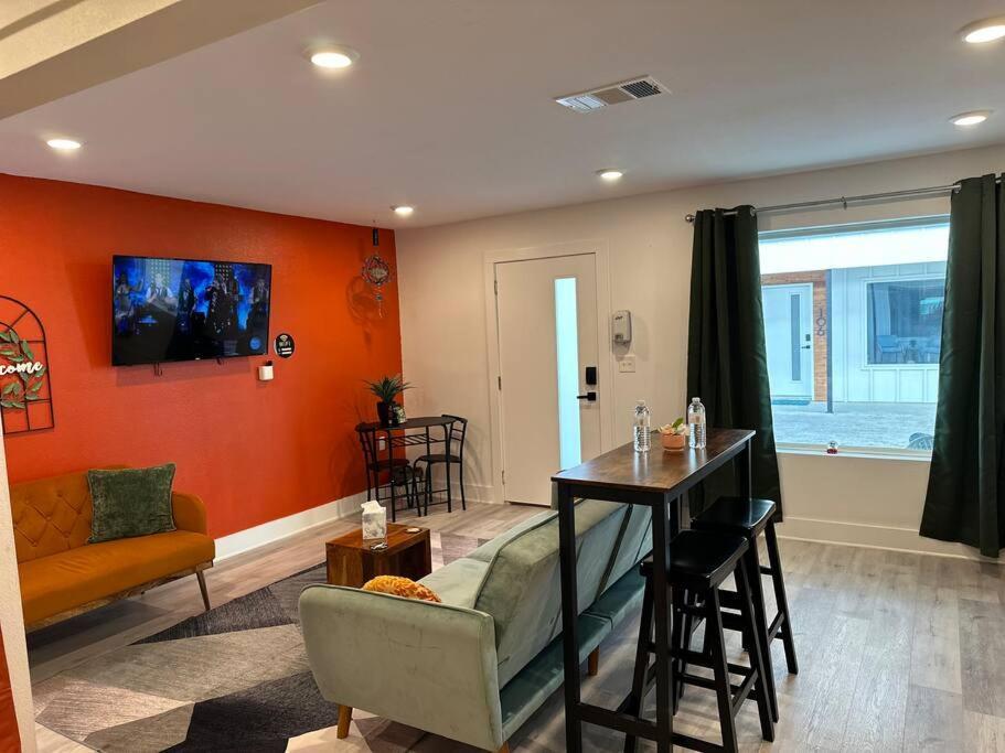 Luxury In Dtw/free Parking Apartment