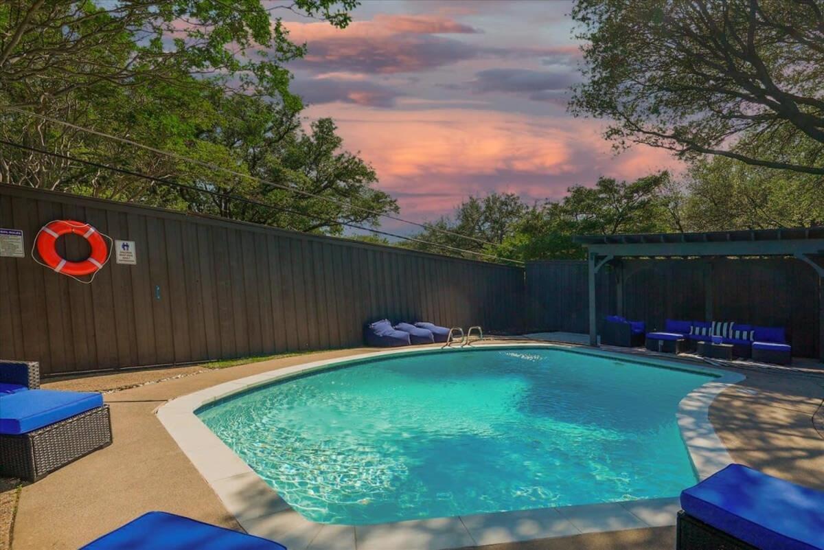 Luxury With 5 Bedrooms And Private Pool Dallas